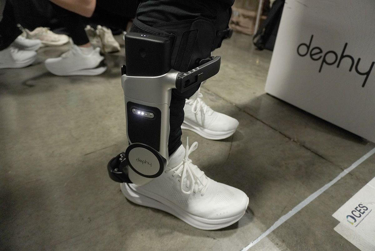 歩行時にユーザーの動作を足首から支援するパワードアンクル「Sidekick」
