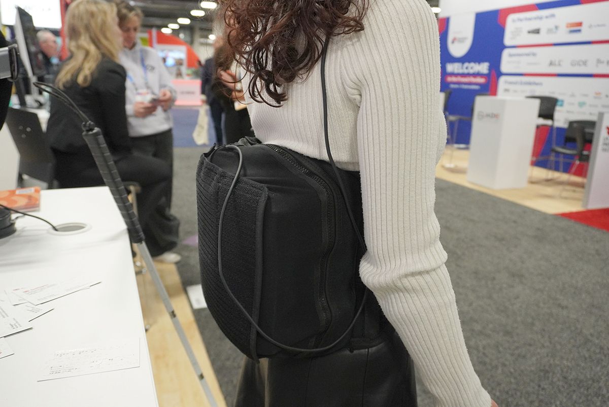 SeeHapticが開発した、視覚に障がいを持つ方のために歩行をアシストするハプティクスベルト