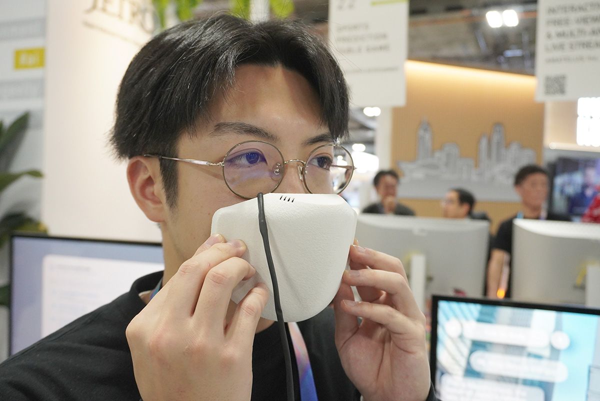 Verne Technologiesが提案する“着るスマホ Wearphone”は、ノイズキャンセリング機能を搭載するマスク型のハードウェア。秘匿性の高い会話も周囲に漏らすことなくできるようになることから、ビジネスシーンでの活用について国内外から多くの引き合いがあるという