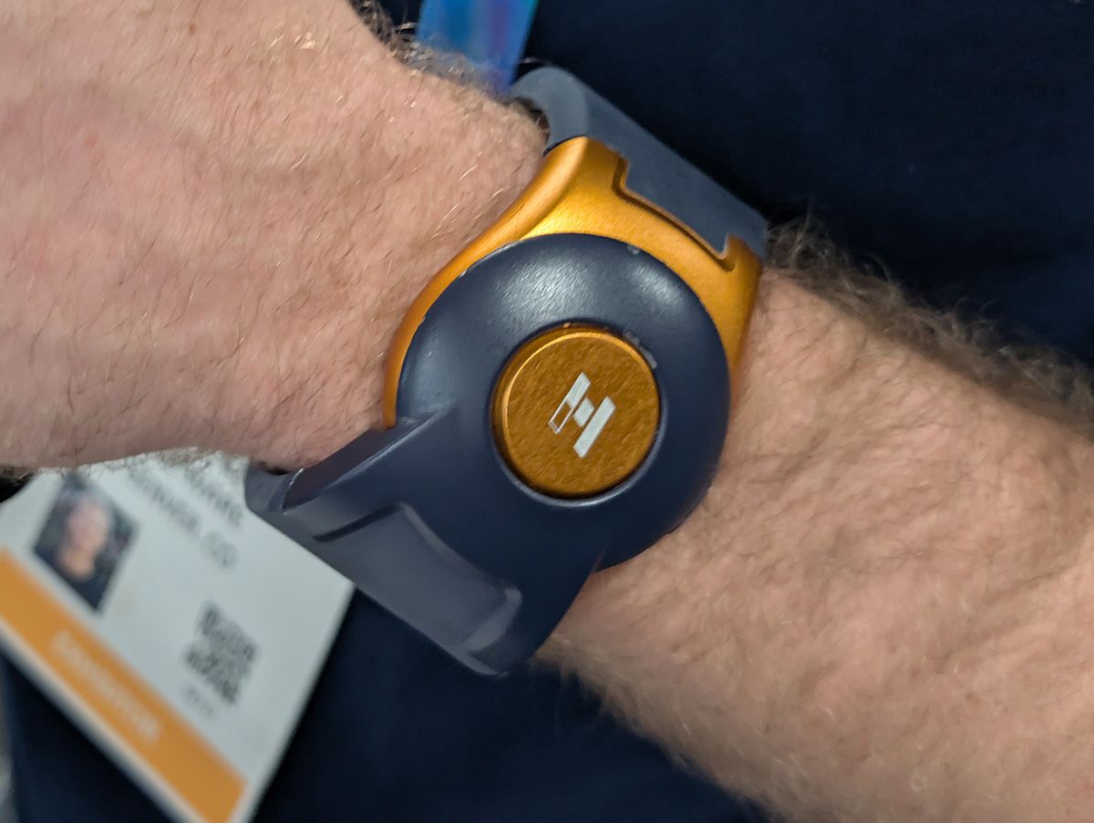 HapWareが開発した、感情を触覚パターンで伝えるリストバンド型デバイスのALEYE