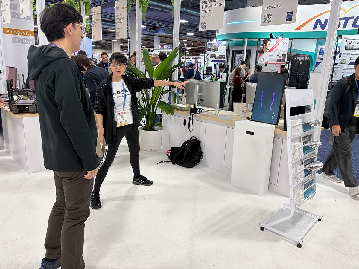 神山氏に指導を受けながら、筆者も所作美のデバイスによる「スクワット」の動作解析を体験した。センサーを搭載するデバイスに正対した状態で、自身の身体の動きを「横から」「上から」でも捉えられるところも特徴のひとつ