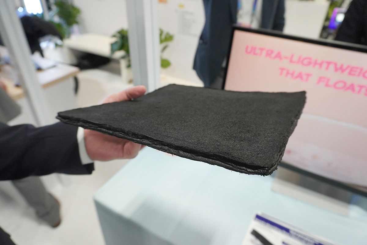 ソラマテリアルが出展した、カーボンを「空気に浮くほど軽い」難燃性の超軽量素材。カーボンをメインとする素材に電磁波の遮蔽、吸収、断熱、吸音など多様な機能性を持たせた。航空宇宙にモビリティ、通信など幅広い分野での活用が期待される