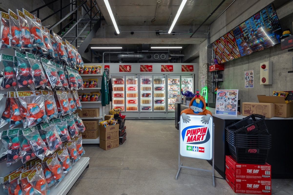 「奇奇怪怪」の世界観を体現するコンビニ「PINPIN MART」。グッズや飲料、お菓子などを売る常設店で、建物の2階がポッドキャストスタジオ「TANAMAX」に生まれ変わる。ポッドキャスト番組がコンビニを出店するという、これまでにない試みだ。