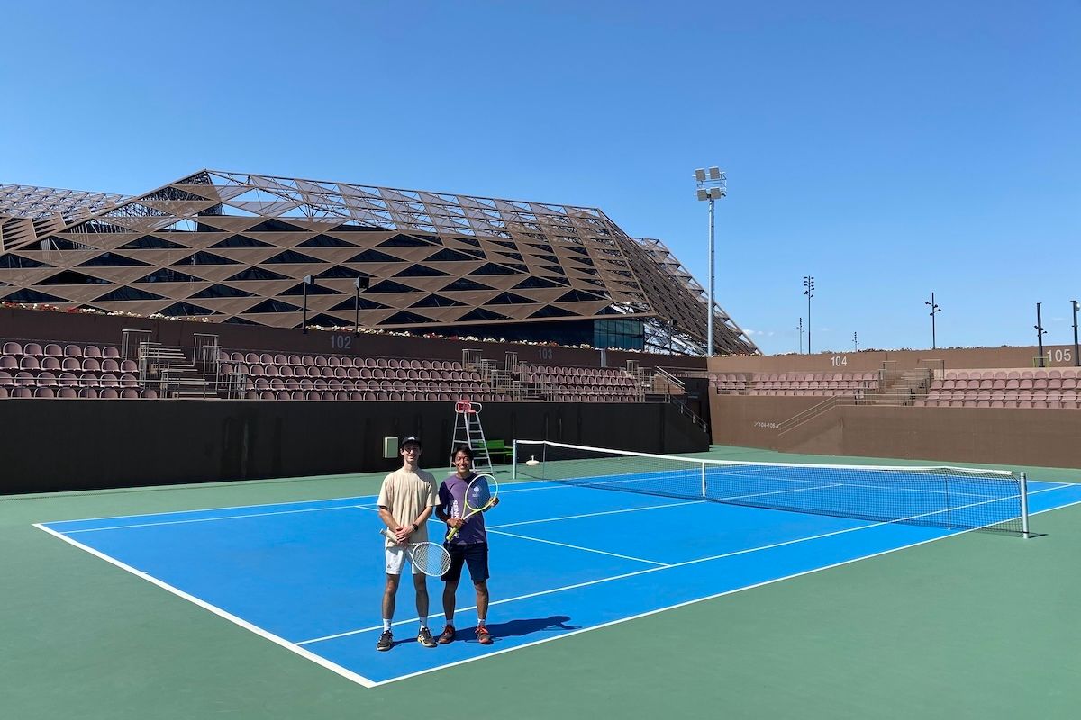 （写真：東欧モルドバ共和国におけるテニス環境を確認）