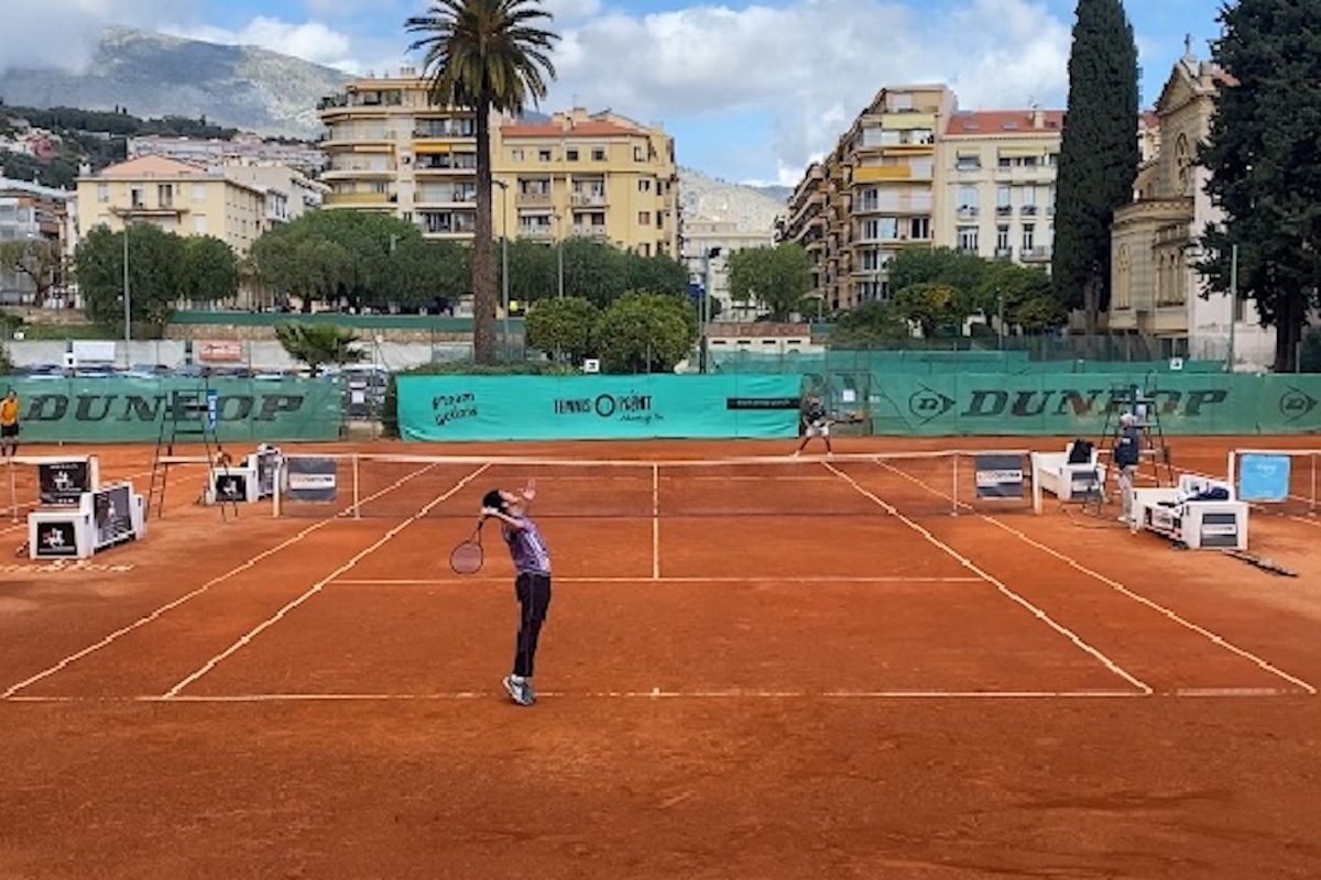 (写真：下見で南仏の大会に参加する筆者)