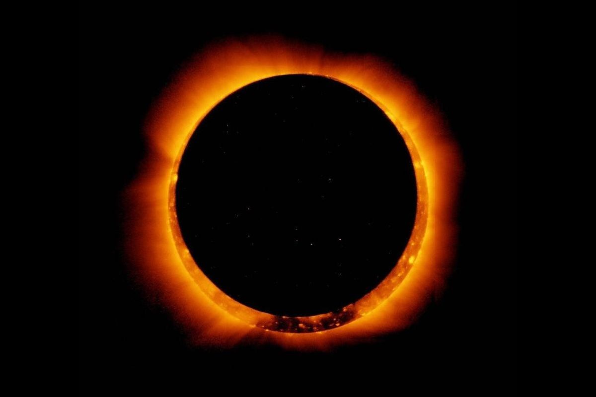 日本の太陽観測衛星「ひので」が2011年1月4日に軌道上から捉えた金環日食（Hinode/XRT）