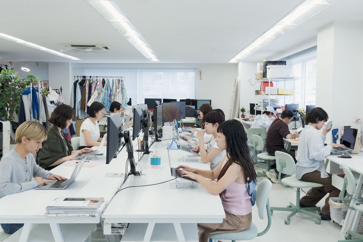 ディレクターとして注力するアパレルブランド「POPPY」のオフィス。従業員数は30人弱。あさぎーにょはチームにビジョンやコンセプトを伝えるために「たくさんコミュニケーションをとるようにしています」。