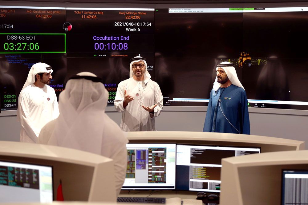 アラブ首長国連邦（UAE）大統領のムハンマド殿下、UAE副大統領兼首相でありドバイ首長のムハンマド・ビン・ラシード・アール・マクトゥーム殿下、ならびにドバイ皇太子、UAE副首相兼国防大臣、モハメド・ビン・ラシード宇宙センター（MBRSC）総裁のハムダン・ビン・ムハンマド・ビン・ラシード・アール・マクトゥーム殿下が、MBRSCのミッション・コントロール・センターにてチームに向けて言葉をかけている様子。（Photo by The Mohammed Bin Rashid Space Centre（MBRSC））