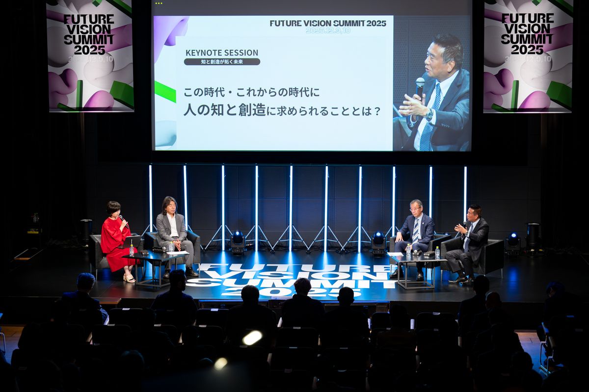 「FUTURE VISION SUMMIT 2025」KEYNOTE SESSION「知と創造が拓く未来」の様子。右から[AO3] 、経済キャスター・瀧口友里奈、東京藝術大学学長・日比野克彦、東京大学総長・藤井輝夫、PwC JapanグループCSO兼CIO・桂 憲司。