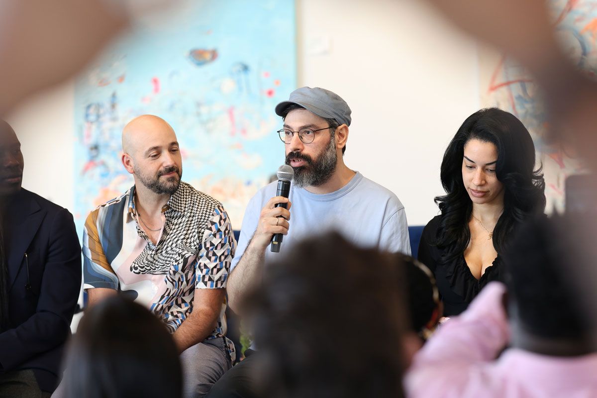 2025年12月4日、LVMHザ・スタジオ・マイアミのアーティスト・デビッド・シュワルツ、セム・ハシミ、キーチェ・フランシスがパネルディスカッションを行う（Photo by Udo Salters Photography/Getty Images）