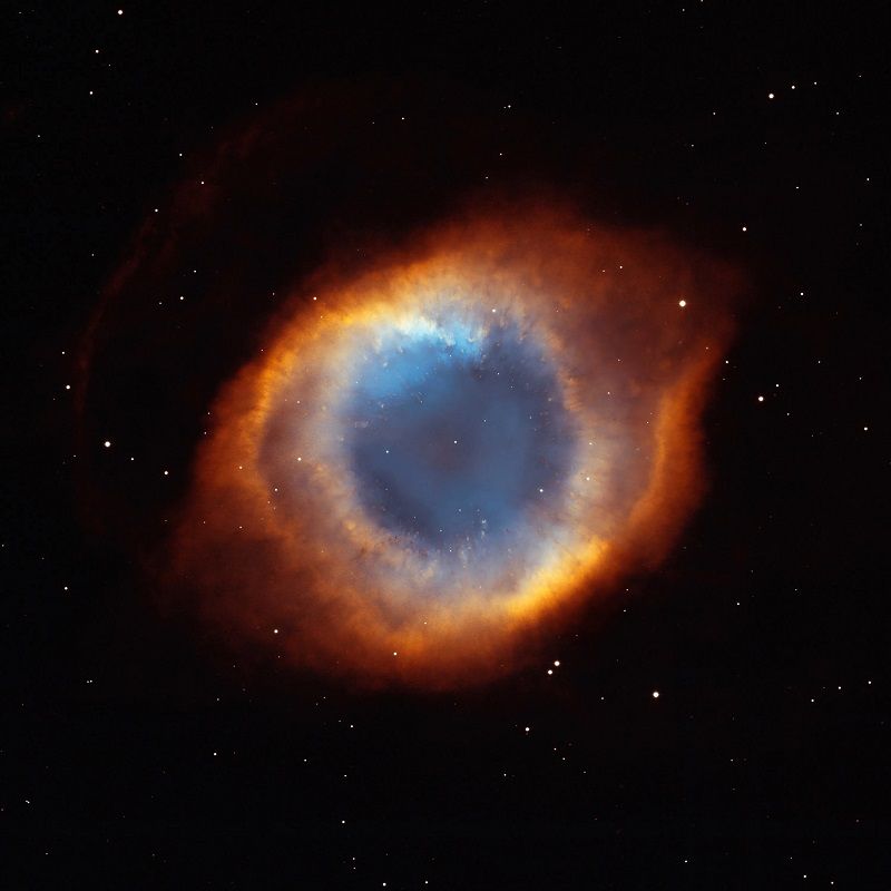 みずがめ座にある惑星状星雲「らせん星雲（Helix Nebula）」の合成画像。距離約650光年と地球に最も近い惑星状星雲の1つで、中心に白色矮星がある。NASAのハッブル宇宙望遠鏡と米キットピーク国立天文台の0.9m望遠鏡の観測データを用いて作成（NASA, NOAO, ESA, the Hubble Helix Nebula Team, M. Meixner (STScI), and T.A. Rector (NRAO)）