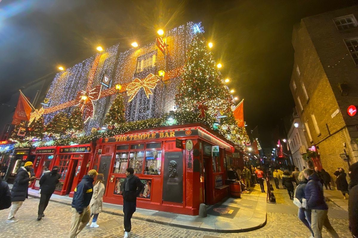 写真：ギネスが有名なアイルランドのバーの外観