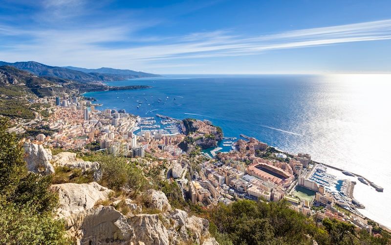 ハイキングルートから望むモナコと地中海　 ©BVergely