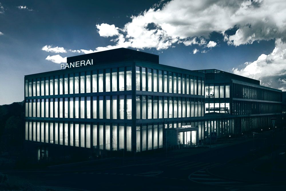 スイス時計産業の重要拠点都市ヌーシャテルにある、パネライのマニュファクチュール。ムーブメントのパーツ製造や組み立てなどが行われる。