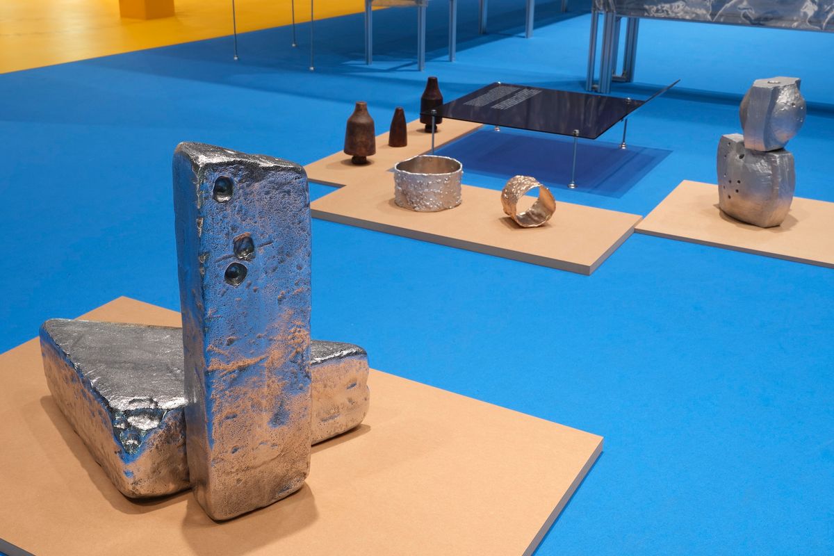 「Unseen objects」はコンテンポラリーデザインスタジオ「we+」と 富山県高岡市の鋳物会社平和合金のコラボレーションプロジェクト。鋳物の製造過程にある偶発的な造形や治具という、鋳物文化の裏側にフォーカスをあてた。