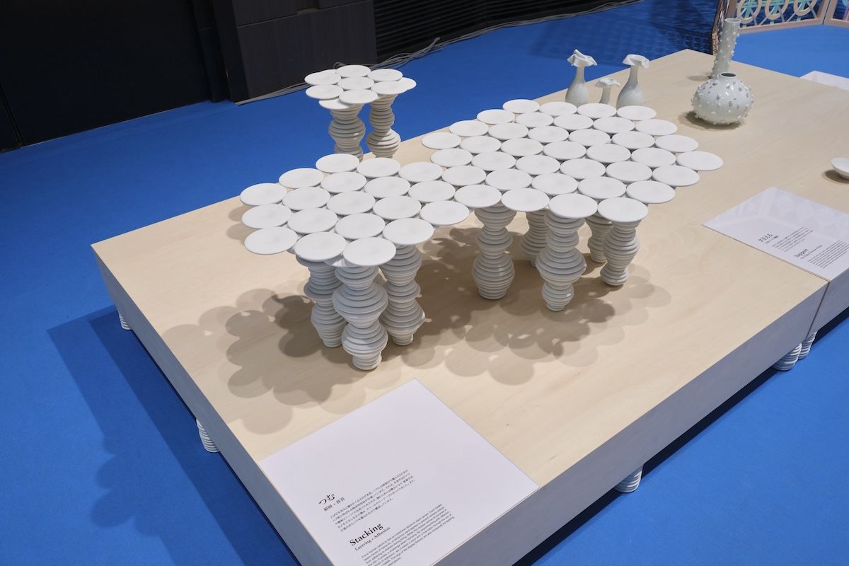 HAMA Reimagined。有田焼の窯元との協働から生まれたプロジェクト。異なるサイズのハマを3Dプリントのジョイントで繋ぎ、用途に応じて組み替えられるモジュール構造を実現した。