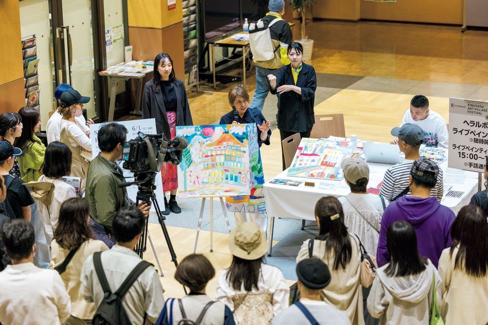 アート作品をただ展示するのではなく、目の前で生み出される瞬間を体験することができた「衣笠アートヴィレッジ フェスティバル」での熱気あふれるライブペインティングの様子。ほかにもトークセッションなど多彩なプログラムが披露され約1万2,000人が来場した。