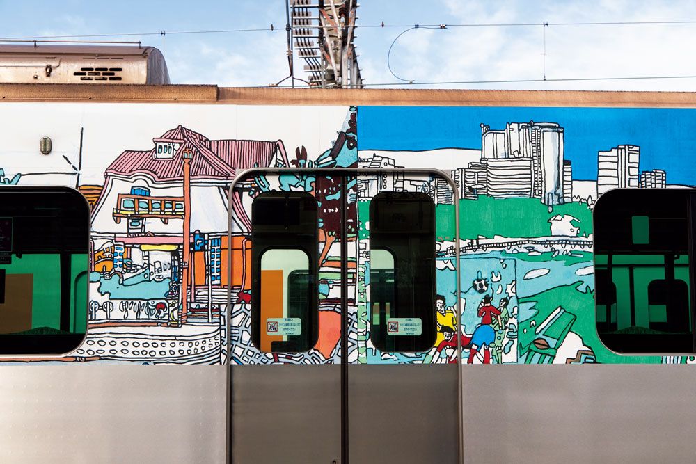 アート作品は1車両に5作品起用。車内にも中島の作品が掲載されたポスターが掲示されている。※安全を確保のうえ、車庫にて撮影