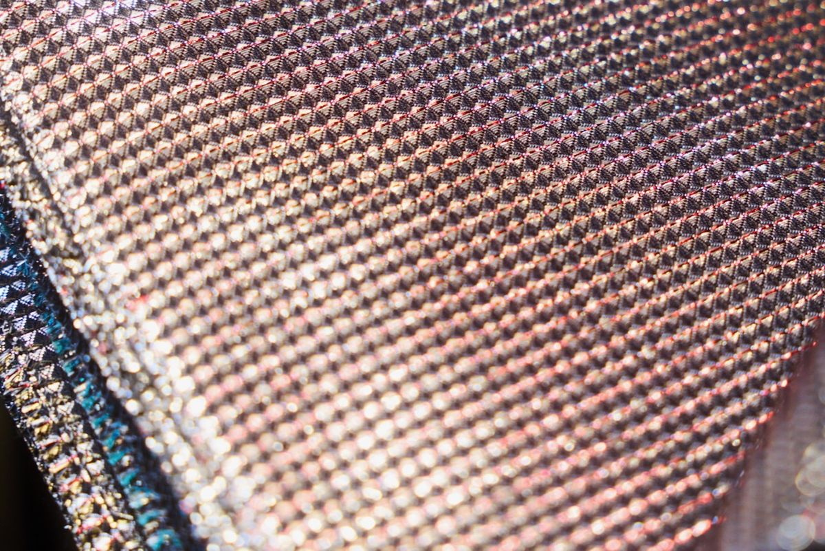 異なる素材を織り込んだ独自の西陣織の見本布