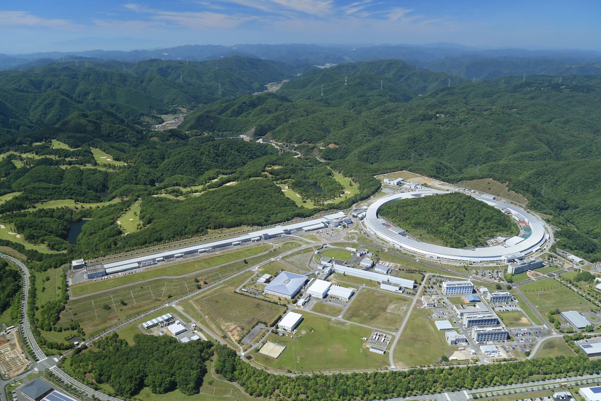 大型放射光施設「SPring-8」（提供：国立研究開発法人理化学研究所）