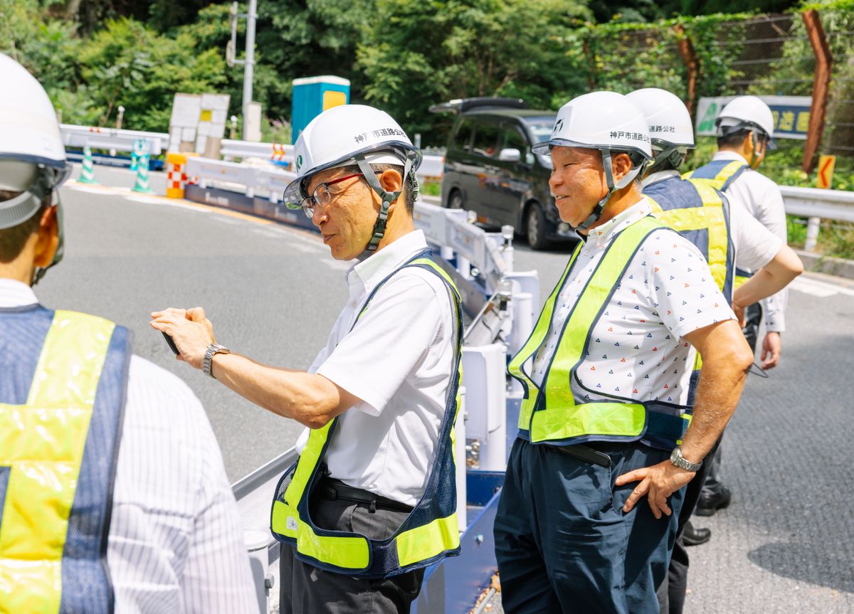 神戸市内の道路を視察するインフラ物性研究機構の職員