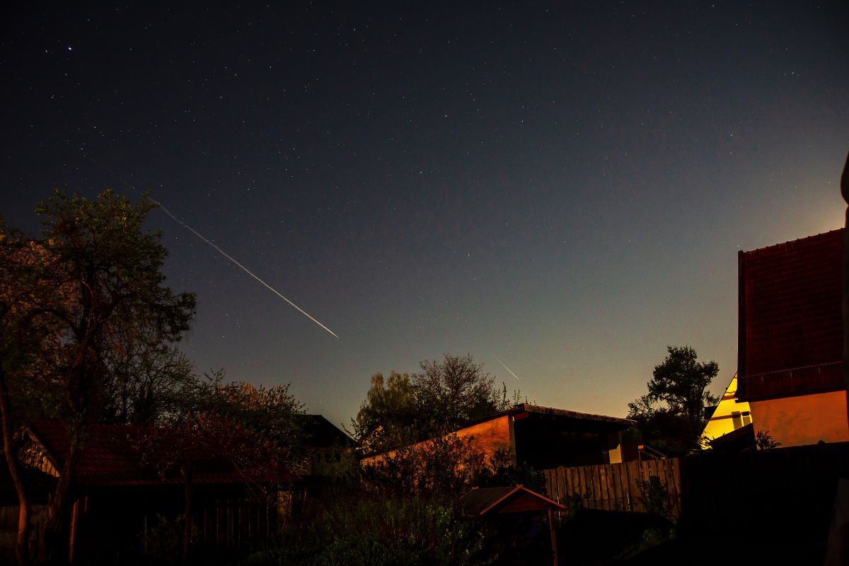 4月こと座流星群の流れ星。南ドイツ・ノイエッティングにて2019年4月19日撮影（Shutterstock.com）