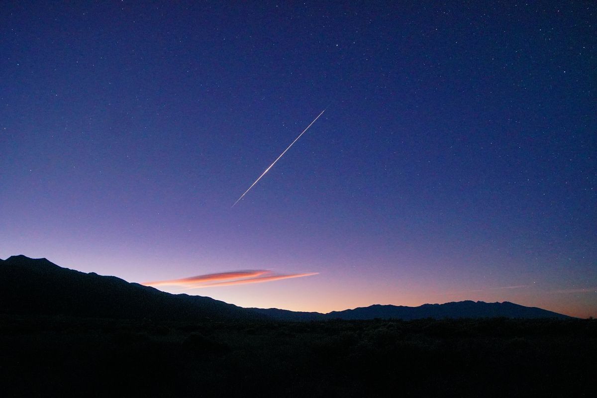 夜明けの空を駆けるオリオン座流星群の流れ星。米コロラド州にて2025年10月20日撮影（Mike Lewinski, CC BY 4.0 <https://creativecommons.org/licenses/by/4.0>, via Wikimedia Commons）