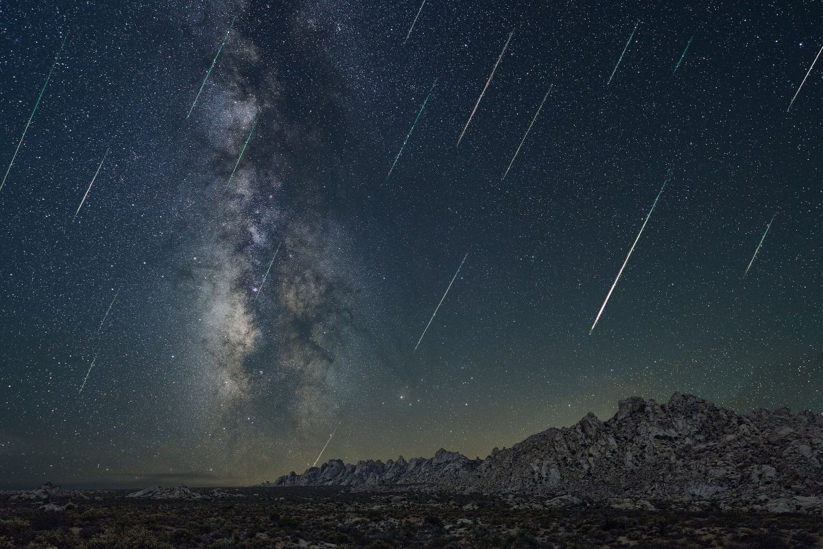 ペルセウス座流星群。米カリフォルニア州モハベ国立自然保護区にて2021年8月11日に撮影した3.5時間のタイムラプス映像より（Jim Vajda from Oxford, Ohio, USA, CC BY 2.0 <https://creativecommons.org/licenses/by/2.0>, via Wikimedia Commons）
