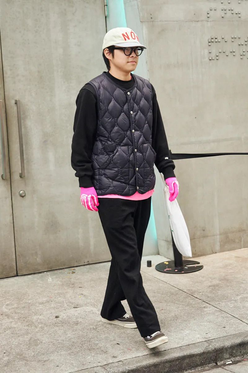 ベスト＝タイオン　スウェット、眼鏡＝ともにユニクロ　パンツ＝古着　シューズ＝ヴァンズ　帽子＝不明　手袋＝ビームス