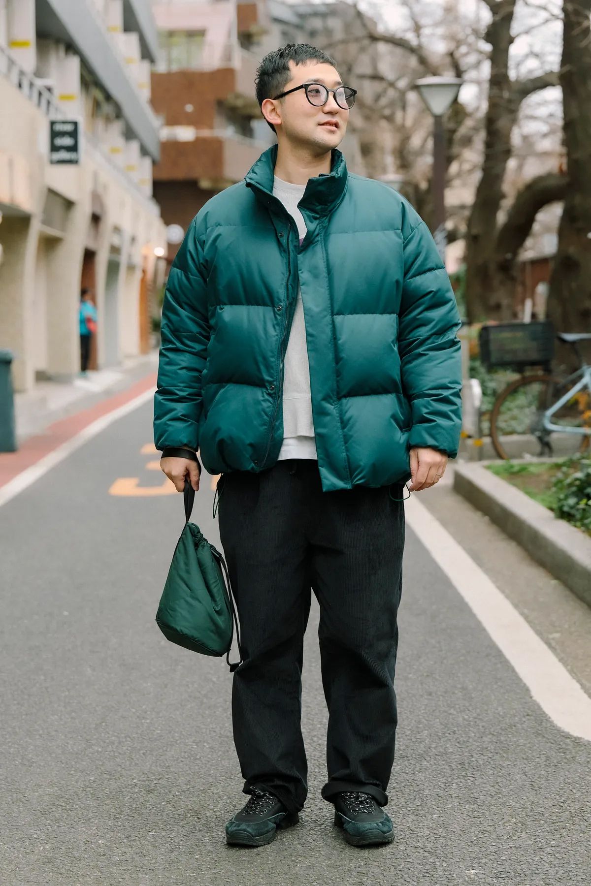 ダウンジャケット＝エープラストウキョウ　スウェット、靴下＝ともにチャンピオン　パンツ＝古着　シューズ＝ヨーク　眼鏡＝シャカ　バッグ＝ユナイテッドアローズ