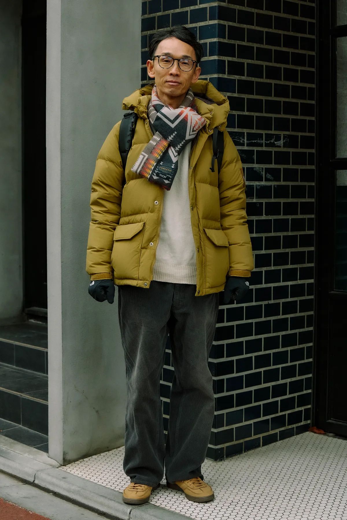 ダウンジャケット＝ザ・ノース・フェイス　カットソー＝ノーブランド　パンツ＝ビームス　シューズ＝アディダス　眼鏡＝レイバン　バッグ＝アークテリクス　腕時計＝ガーミン