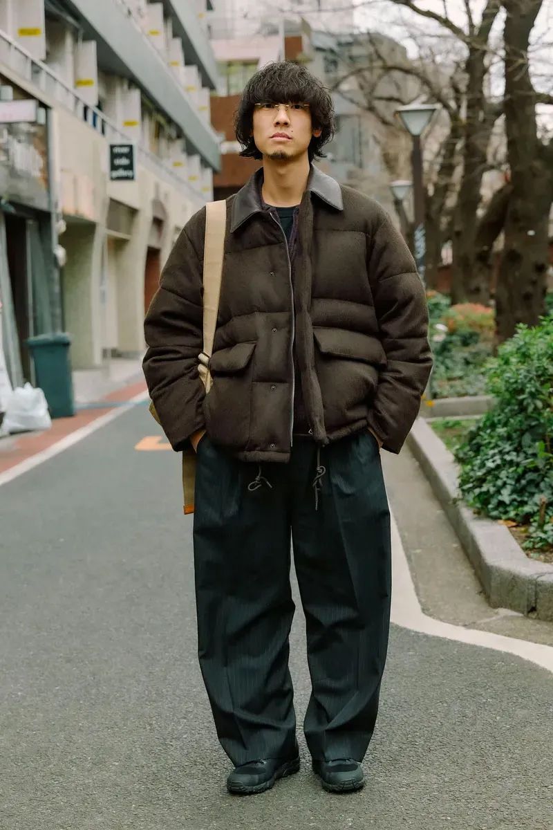 ダウンジャケット＝オーラリー　ニット、パンツ＝ともにエイチビューティーアンドユース　シューズ＝マーガレットハウエル×ミズノ　眼鏡＝アトリエマクリ　バッグ＝エンダースキーマ　靴下＝フレッシュサービス