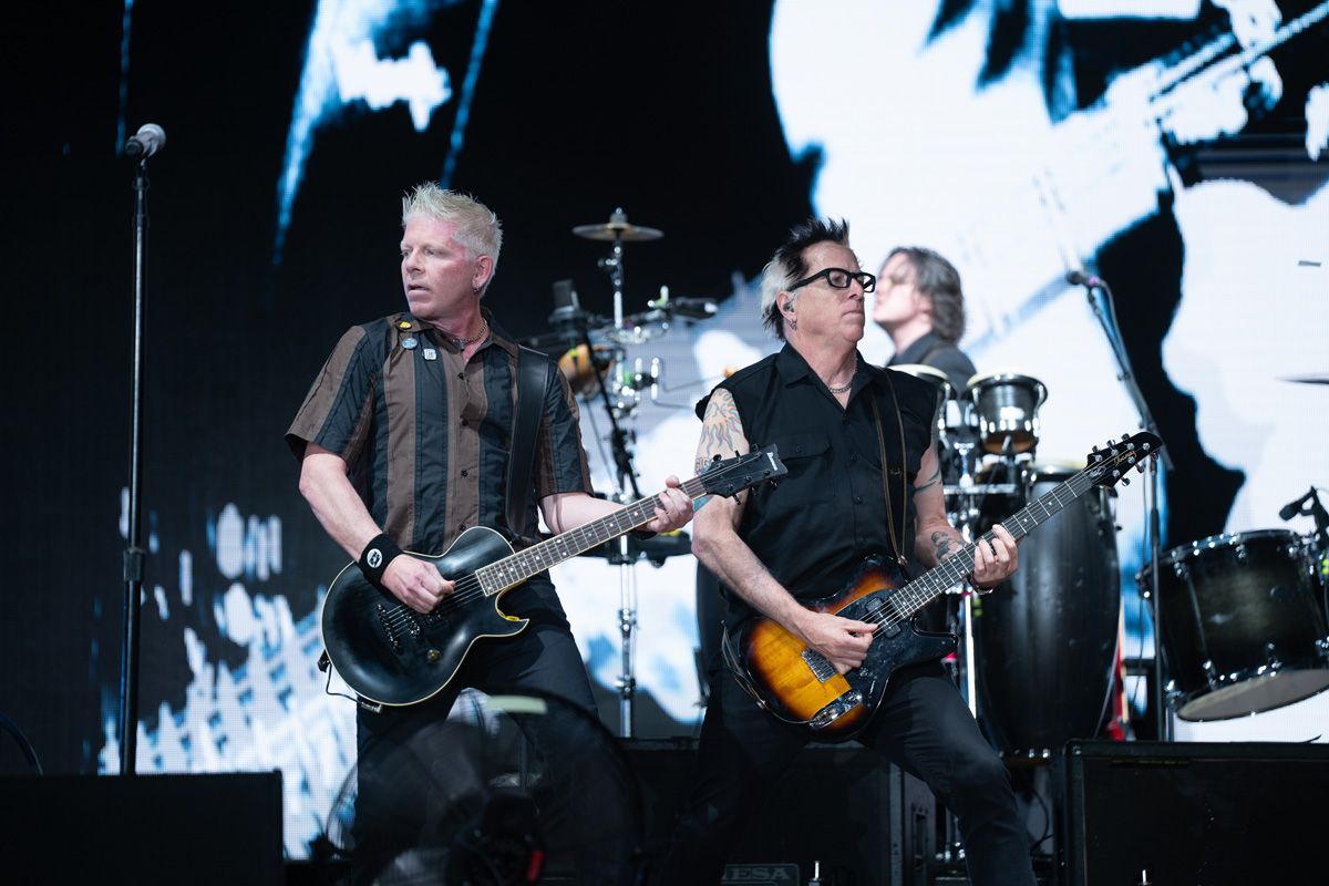 分子生物学を持つデクスター・ホランドはパイロットのライセンスも持つ。写真左（Shutterstock.com）