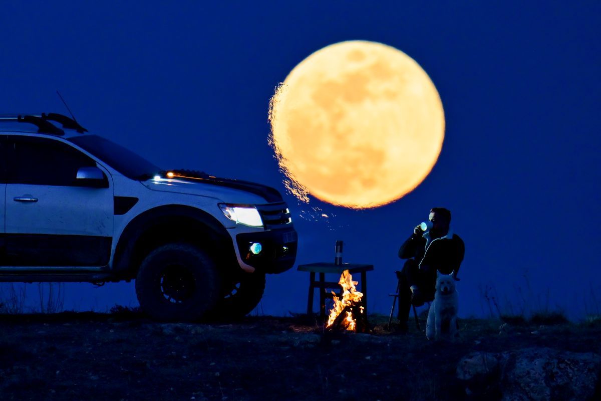 トルコ・ワン県のアルトス山に登る満月。2025年2月12日撮影（Ozkan Bilgin/Anadolu via Getty Images）