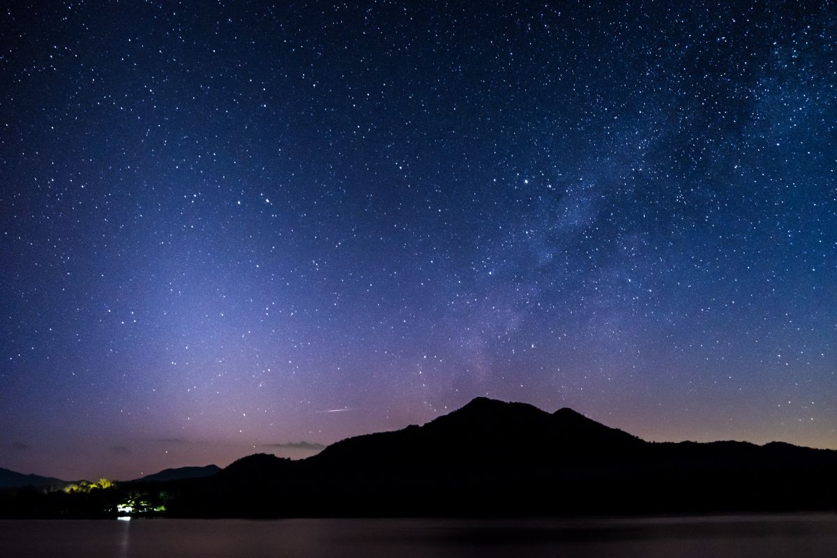 黄道光と天の川（Shutterstock.com）
