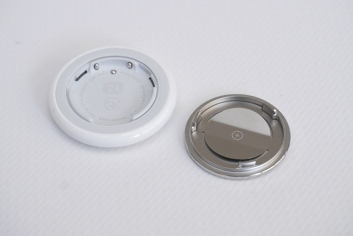 電池を外したAirTag本体の内部。アクチュエーター方式のサウンド機構により、本体を共鳴させて音を鳴らす