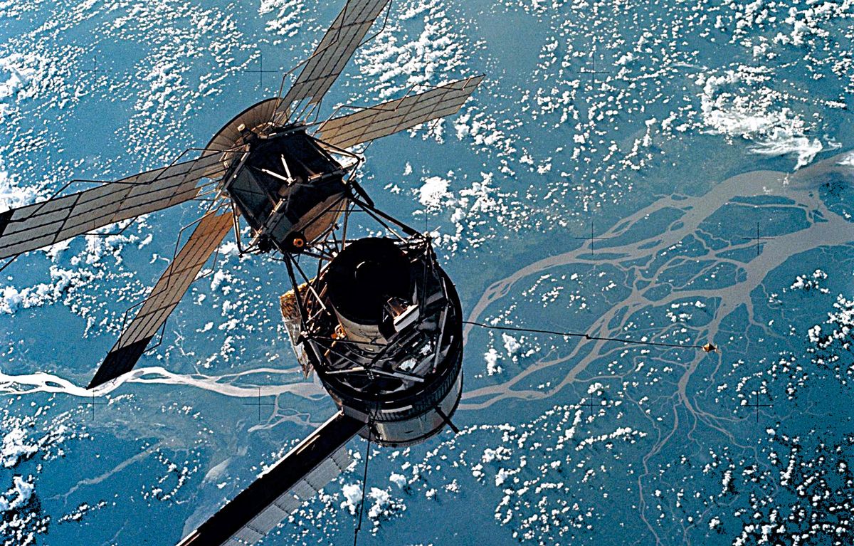 米国初の宇宙ステーション「スカイラブ」。1973年7月に打ち上げられた宇宙船「スカイラブ3号」から撮影 (c)NASA