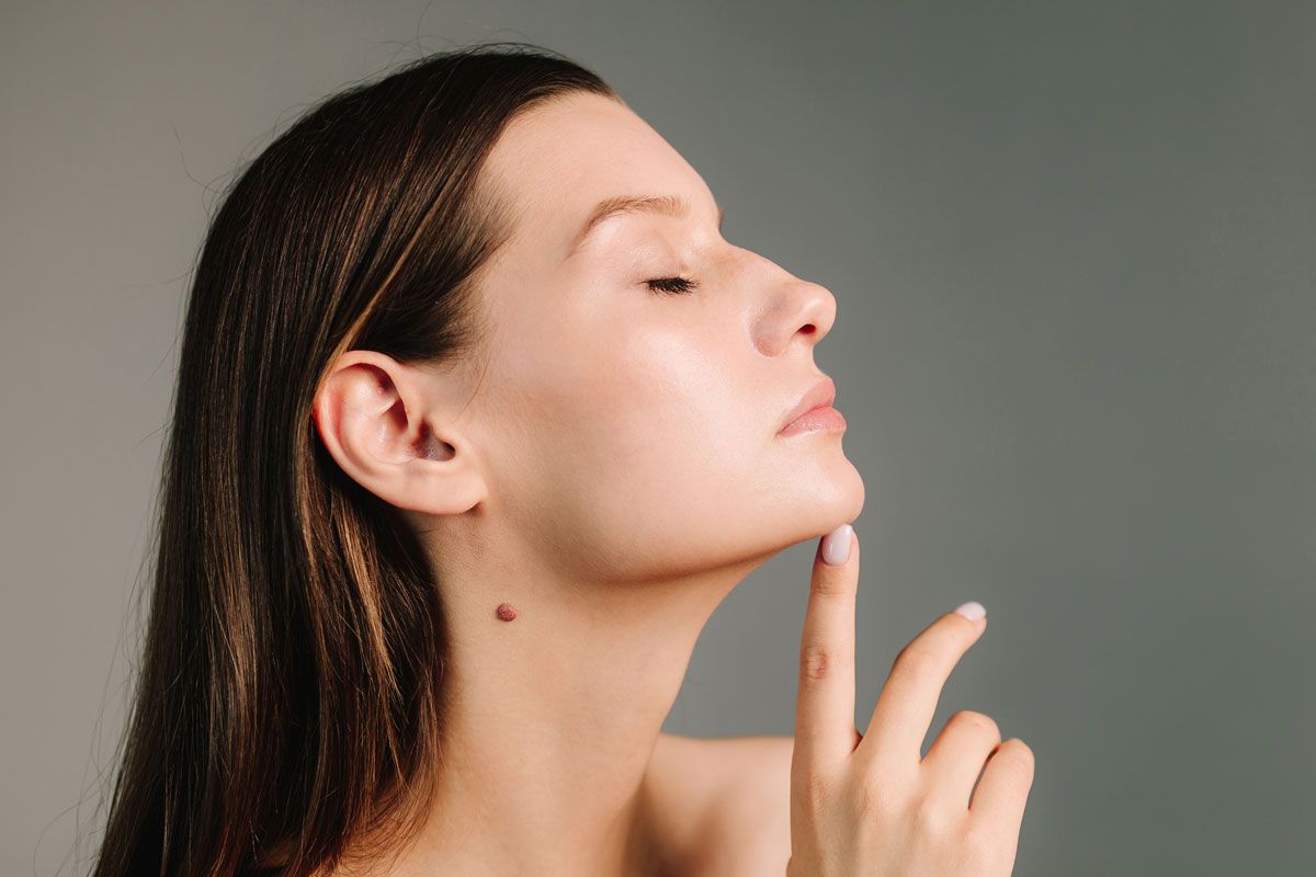 下あごの先端にある、骨が張り出した小さな部位「おとがい」（Shutterstock.com）