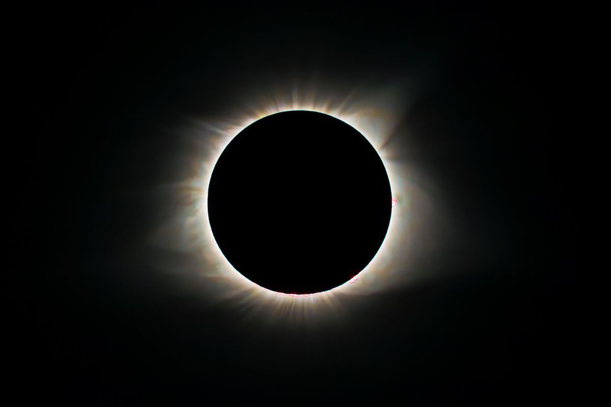 皆既日食と太陽コロナ。2017年撮影（Shutterstock.com）