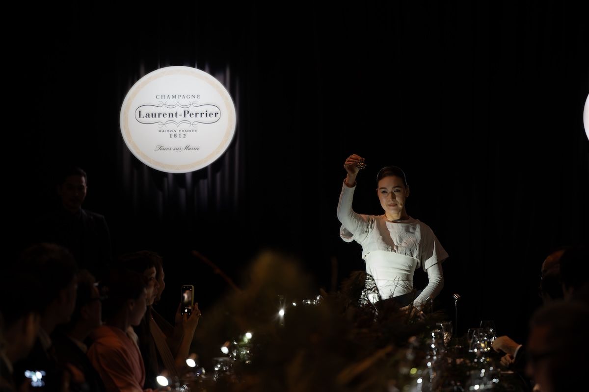 会場演出と乾杯のリチュアルで「グラン シエクル」を表現したアーティストの諏訪綾子氏。