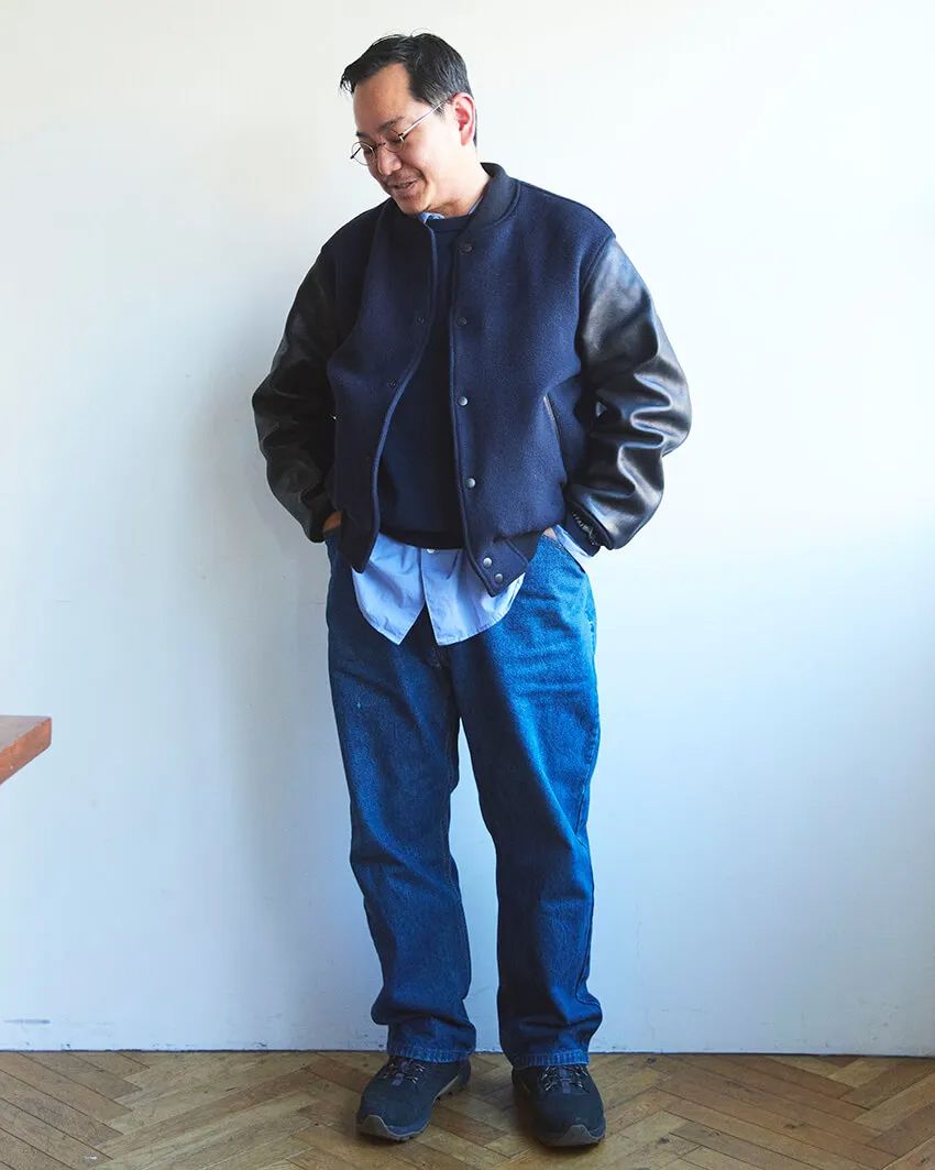 スタジャン、シャツ＝ともにアワサ　ニット＝ヨネトミ繊維　デニム＝リーバイス　シューズ＝メレル