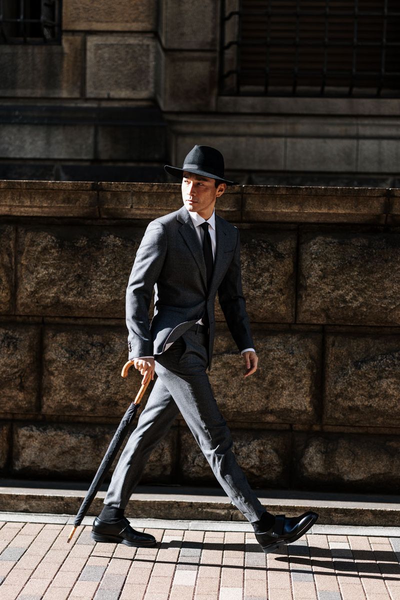 スーツ682000円、シャツ 参考商品、タイ41800円、靴190300円〈すべてジョルジオアルマーニ／ジョルジオ アルマーニ ジャパンTel:03-6274-7070〉その他はスタイリスト私物