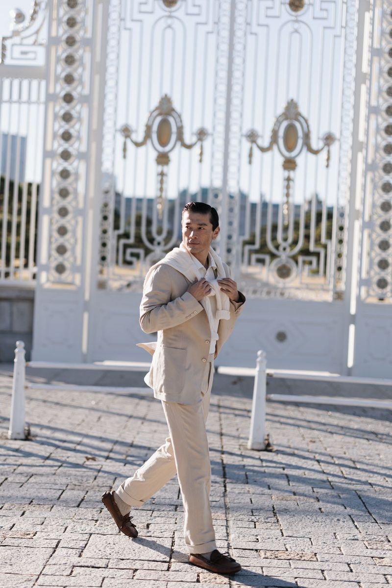 ジャケット385000円、パンツ106700円、肩に掛けたセーター215600円、ポロシャツ、靴ともに参考商品〈すべてラルフ ローレン パープル レーベル／ラルフ ローレンTel:0120-3274-20〉 その他はスタイリスト私物