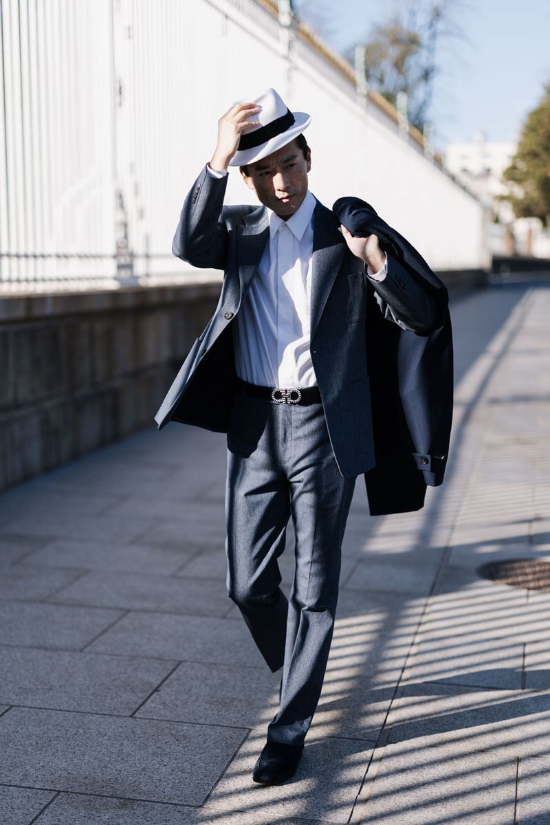 ジャケット363000円、パンツ143000円、シャツ91300円、ベルト84700円、靴108900円、手に持ったコート495000円〈すべてフェラガモ／フェラガモ・ジャパンTel:0120-202-170〉 その他はスタイリスト私物