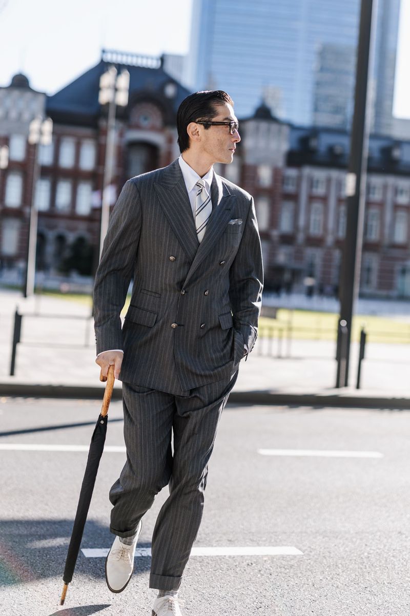 スーツ1030700円、シャツ105600円、タイ52800円、チーフ48400円、靴273900円〈すべてブルネロクチネリ／ブルネロ クチネリ ジャパンTel:03-5276-8300〉メガネ109890円〈ブルネロ クチネリ／ルックスオティカジャパン カスタマーサービスTel:0120-990-307〉その他はスタイリスト私物