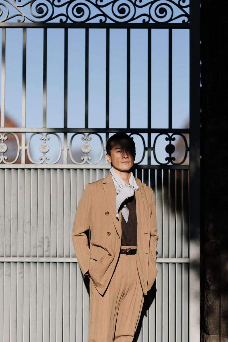 スーツ881100円、シャツ220000円、ベルト177100円、スカーフ 参考商品〈すべてエルメス／エルメスジャポンTel:03-3569-3300〉