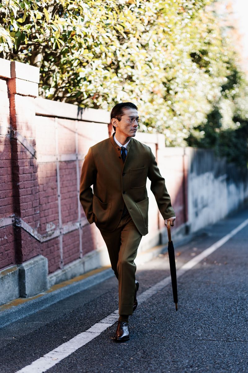 ジャケット533500円、パンツ148500円、タイ［参考色］41250円、靴369600円〈すべてベルルッティ／ベルルッティ・インフォメーション・デスクTel:0120-961-859〉メガネ57200円〈アイヴァン 7285／アイヴァン 7285トウキョウTel:03-3409-7285〉その他はスタイリスト私物