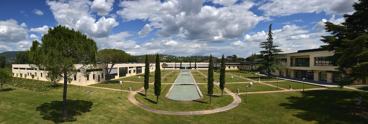 ソロメオ村にあるブルネロ クチネリの本社（新社屋）。2000年、成長に伴う生産施設増設のために工場を買い取り改修した。中庭には芝生が広がり、中央には噴水も。