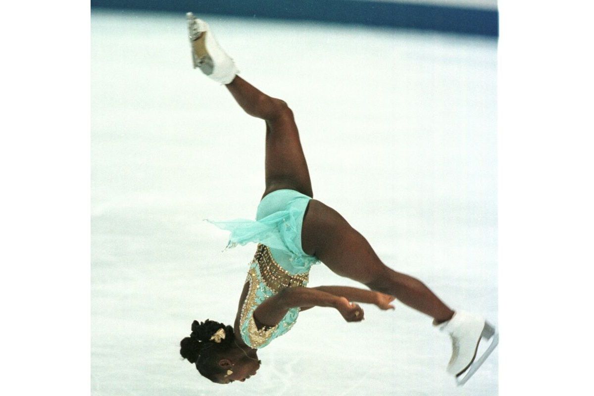 1998年2月20日、長野五輪フィギュアスケート女子シングルFSでバックフリップをするフランスのスルヤ・ボナリー（John Tlumacki/The Boston Globe via Getty Images）