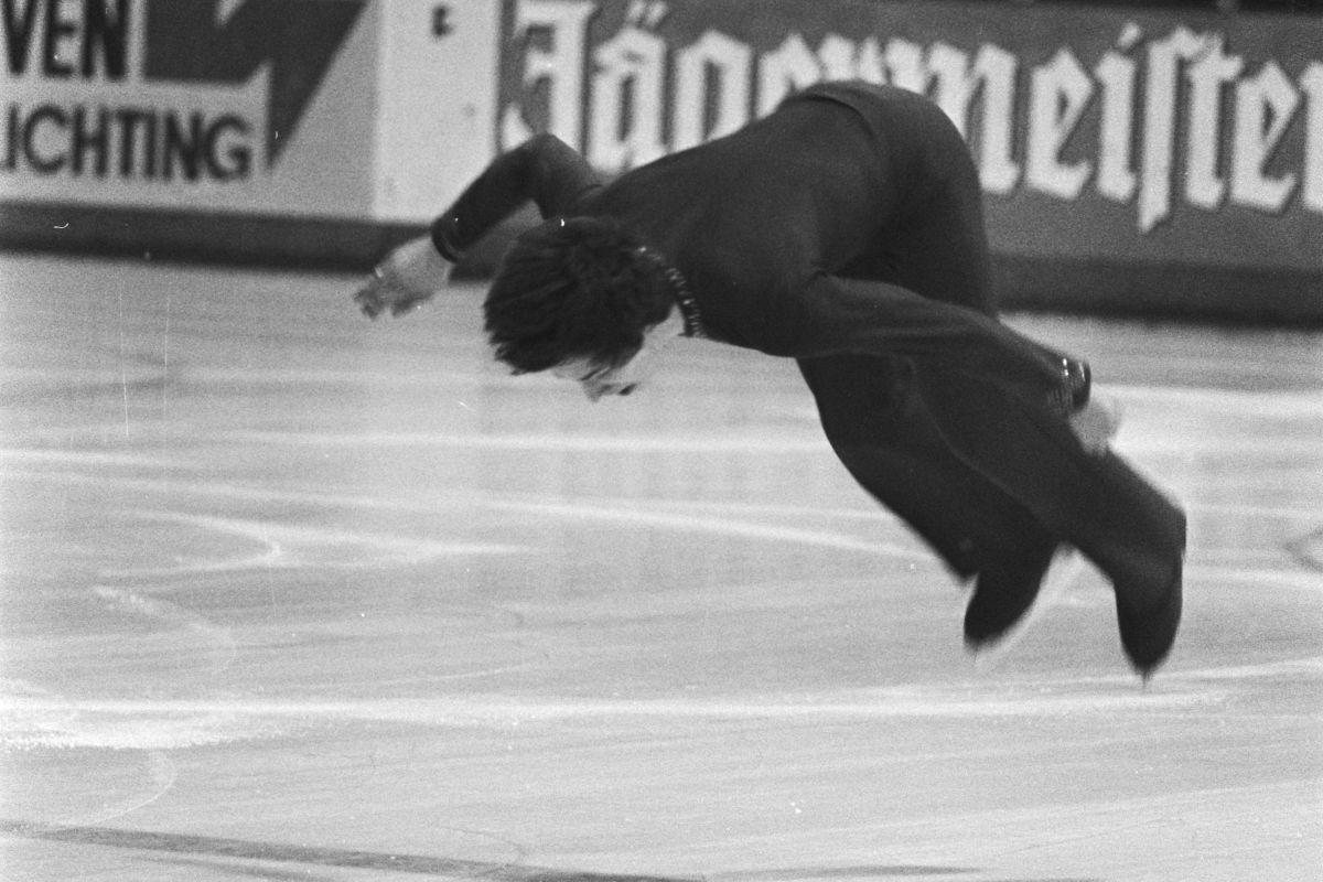 1976年3月16日、オランダ・アムステルダムのヤープ・エデン屋内スケートリンクで演技する米国人選手テリー・クビカ（Hans Peters for Anefo, CC0, via Wikimedia Commons）
